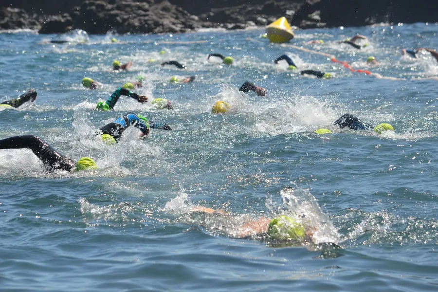 Triatleet zwemmend in open water