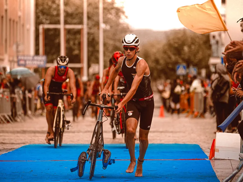 Triatleet die de finishlijn passeert