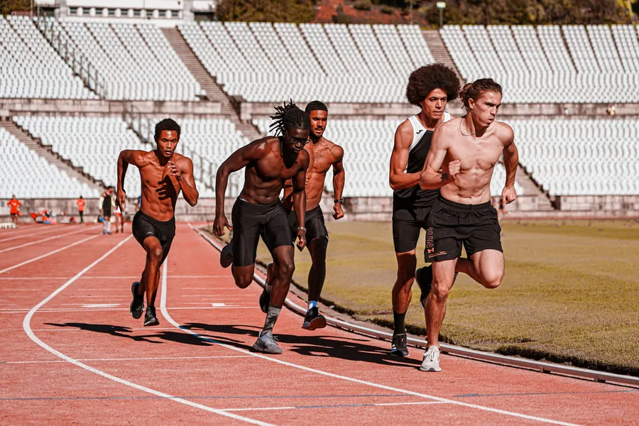 Hardloper op de atletiekbaan